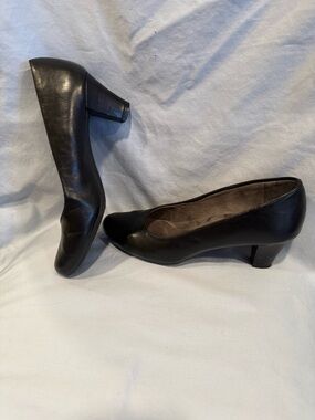 AEROSOLES Black Leather Low Block Heel Pumps
